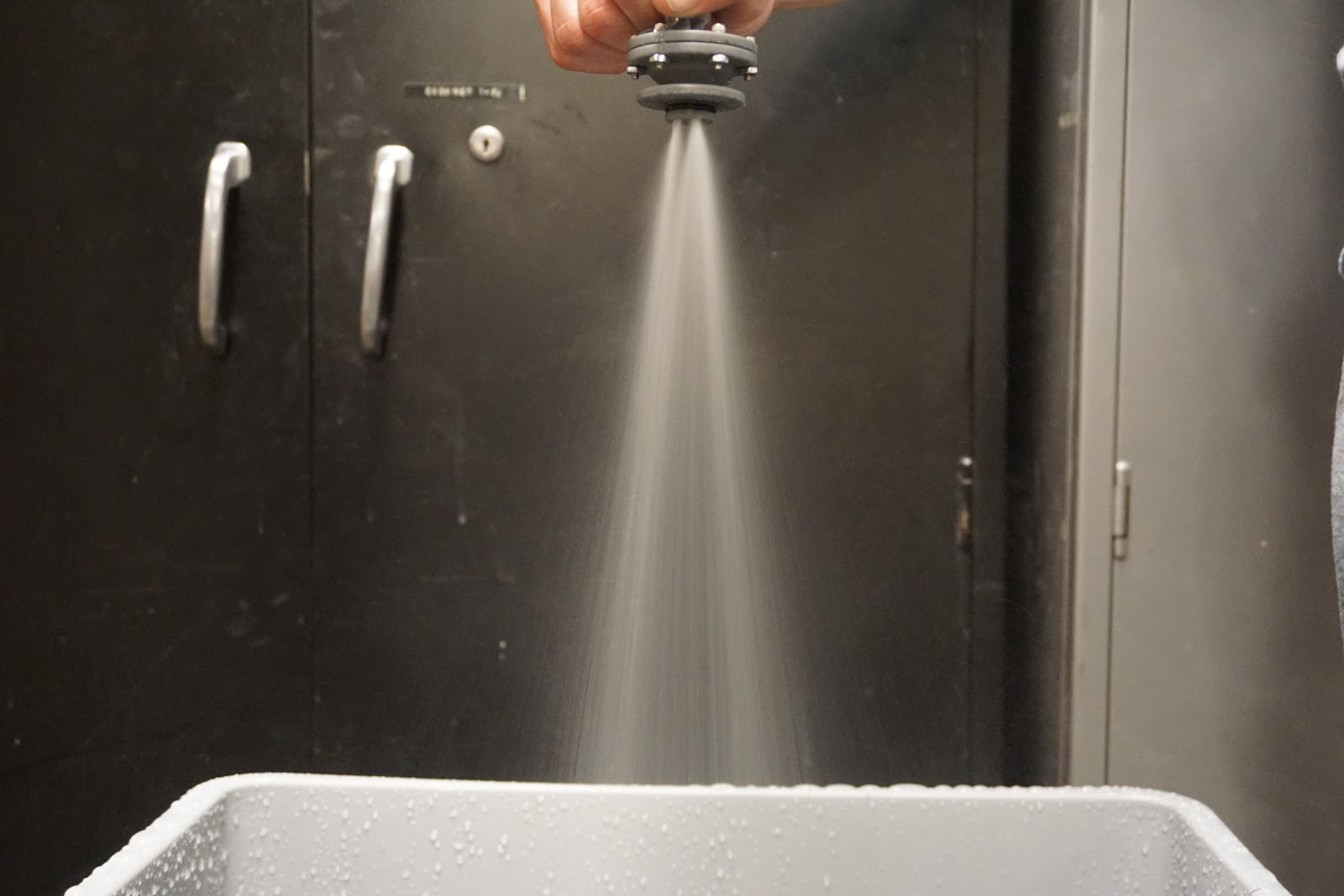 Injector water flow test showing spray pattern development